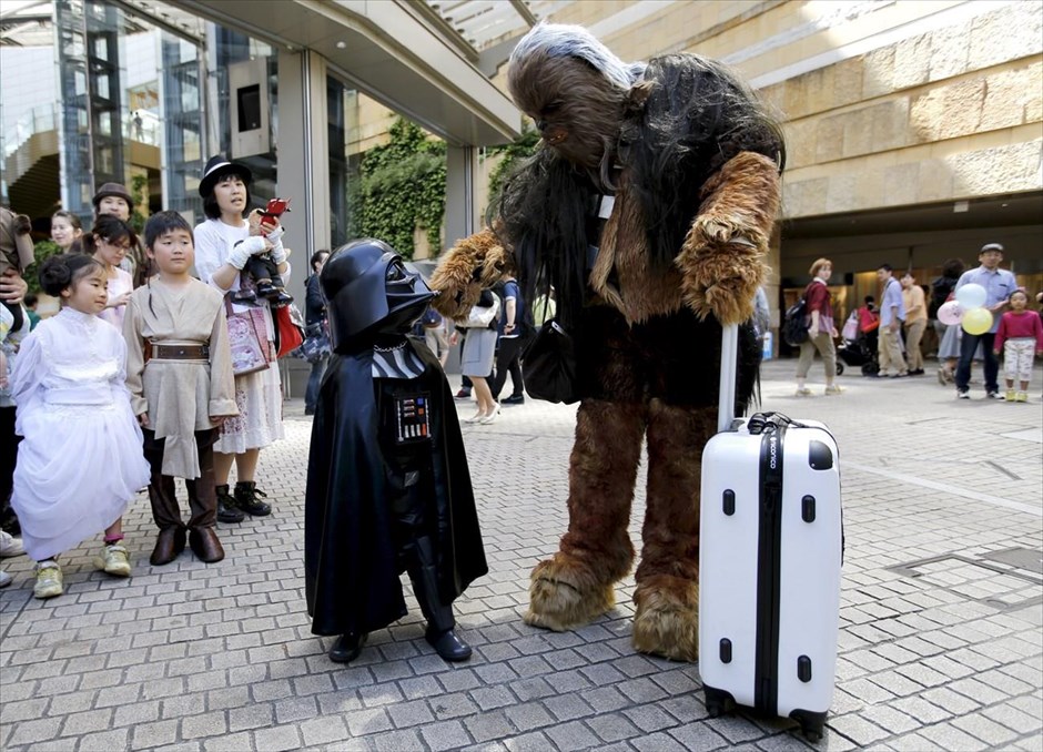 Ημέρα Star Wars στο Τόκιο. Ο "Τσουμπάκα" και ο "Νταρθ Βέιντερ" συνομιλούν σε μία εκδήλωση αφιερωμένη στις ταινίες επιστημονικής φαντασίας Star Wars στο Τόκιο. Στις 4 Μαϊου, οι θαυμαστές των Star Wars γιορτάζουν την ημέρα αυτή ως ημέρα Star Wars ("May the Fourth be with you"), ένα λογοπαίγνιο που γίνεται με την εικονική φράση της ταινίας "May the Force be with you".