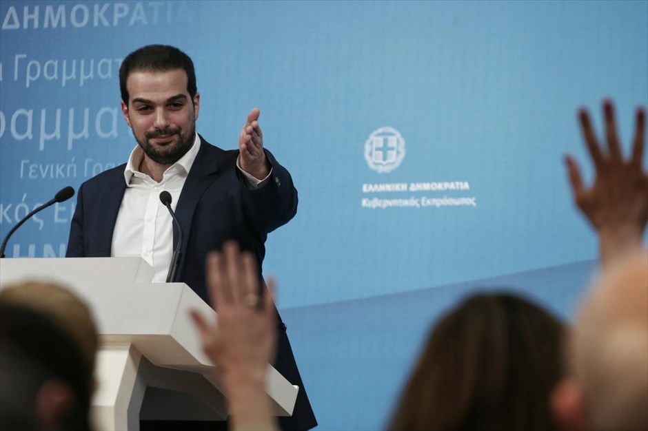 Η πρώτη ενημέρωση των πολιτικών συντακτών. Την τακτική ενημέρωση των πολιτικών συντακτών επανέφερε σήμερα, μετά από δυομισι χρόνια, ο κυβερνητικός εκπρόσωπος Γαβριήλ Σακελλαρίδης. Η εν λόγω ενημέρωση θα πραγματοποιείται στο κτίριο της Γενικής Γραμματείας Ενημέρωσης στη&nbsp;λεωφόρο Συγγρού, κάθε Δευτέρα και Πέμπτη.