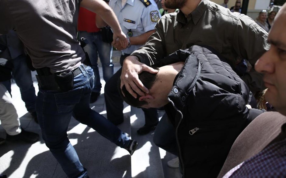 Στα δικαστήρια της πρώην Σχολής Ευελπίδων ο 27χρονος παιδοκτόνος. Για ανθρωποκτονία από πρόθεση απολογείται ενώπιον της 10ης τακτικής ανακρίτριας ο 27χρονος πατέρας της 4χρονης Άννυ. Ο κατηγορούμενος απολογείται χωρίς την παρουσία δικηγόρου, καθώς ο συνήγορός του παραιτήθηκε τις προηγούμενες μέρες εξαιτίας των αντιφάσεων που προέκυψαν κατά τις προανακριτικές καταθέσεις του στην αστυνομία.