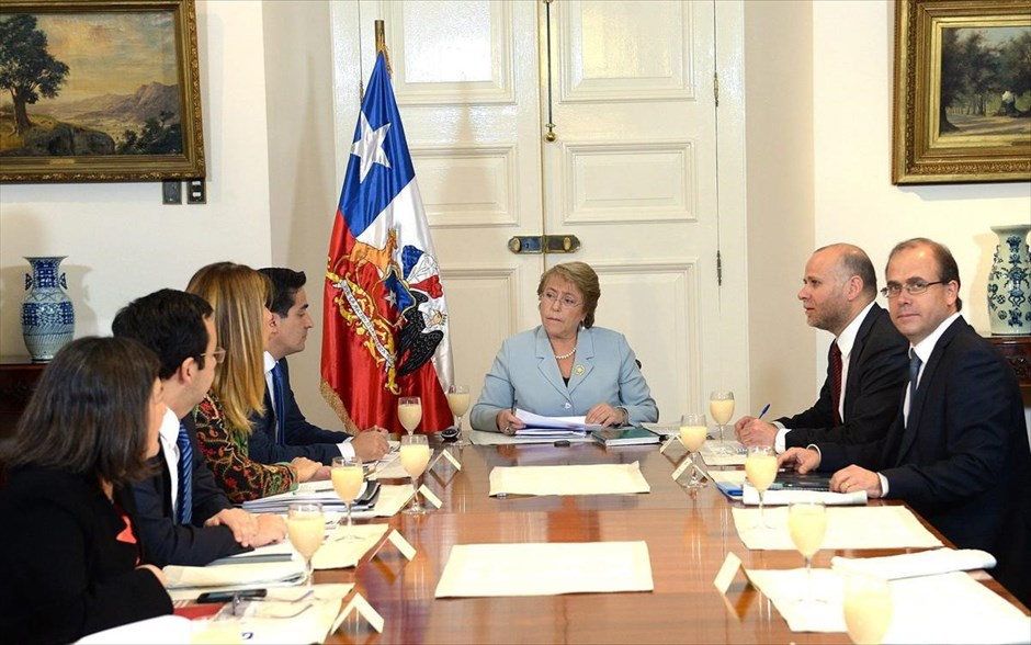 Η πρόεδρος της Χιλής ζήτησε την παραίτηση όλων των μελών της κυβέρνησης . Τις παραιτήσεις όλων των μελών της κυβέρνησής της ζήτησε η πρόεδρος της Χιλής Μισέλ Μπατσελέτ (κέντρο), γνωστοποιώντας παράλληλα ότι θα ανακοινώσει εντός των επομένων 72 ωρών τη σύνθεση της νέας κυβέρνησης. Το ποσοστό δημοτικότητας της κεντροαριστερής προέδρου της Χιλής έχει υποχωρήσει σε ιστορικά χαμηλά επίπεδα τις τελευταίες εβδομάδες, έπειτα από μια σειρά σκανδάλων διαφθοράς.