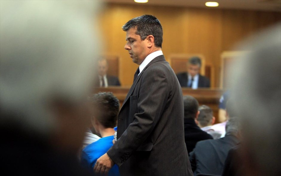 Δίκη Χρυσής Αυγής - Φυλακές Κορυδαλλού - Στάθης Μπούκουρας. Ο κατηγορούμενος πρώην βουλευτής Στάθης Μπούκουρας προσέρχεται στην αίθουσα όπου θα διεξαχθεί η δίκη.