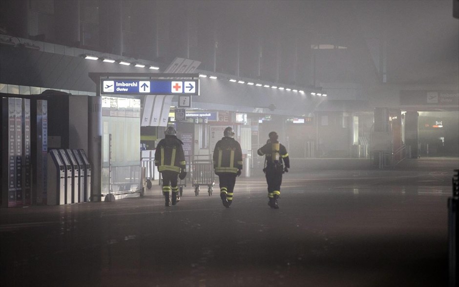 Ρώμη: Κλειστό το αεροδρόμιο Φιουμιτσίνο λόγω φωτιάς . Φωτιά ξέσπασε σε χώρο αποθήκευσης αποσκευών στο μεγαλύτερο αεροδρόμιο της Ρώμης, χωρίς ωστόσο να υπάρξουν σοβαροί τραυματισμοί, όπως δήλωσαν αξιωματούχοι. Λόγω της φωτιάς αεροδρόμιο θα παραμείνει κλειστό μέχρι τις 2.00 το μεσημέρι (15.00 ώρα Ελλάδας).
