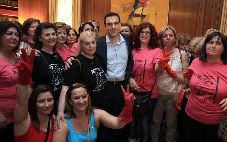 Συνάντηση του Πρωθυπουργού με τις καθαρίστριες του ΥΠΟΙΚ. Ο πρωθυπουργός Αλέξης Τσίπρας φωτογραφίζεται με τις αγωνιζόμενες καθαρίστριες του Υπουργείου Οικονομικών κατά την συνάντησή τους στο Μέγαρο Μαξίμου.