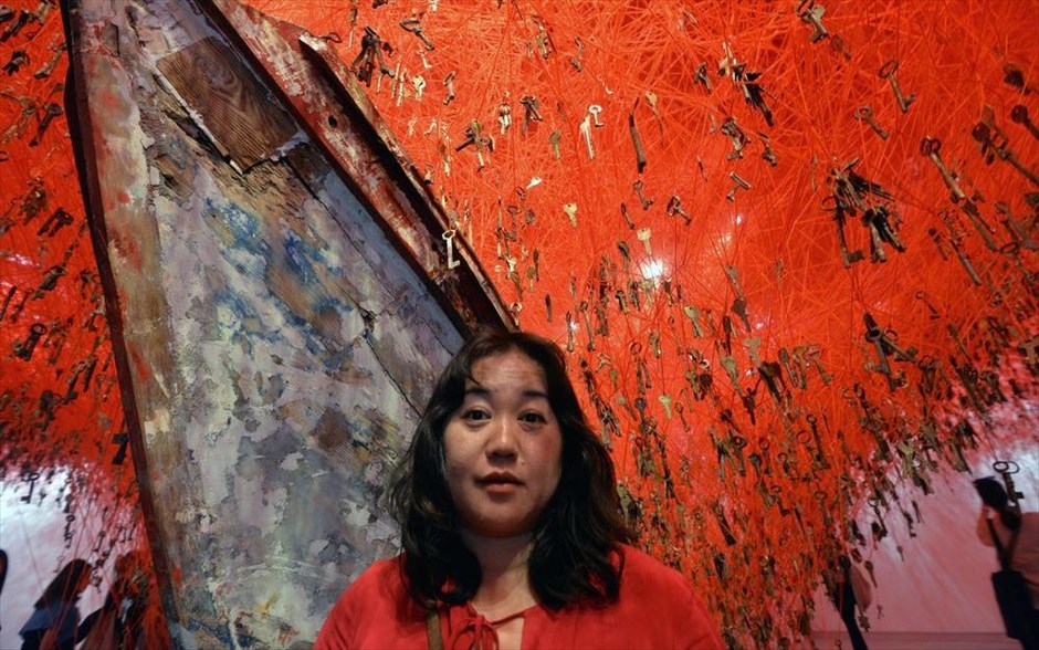 Μπιενάλε - Βενετία. Η Chiharu Shiota δίπλα στο έργο της.