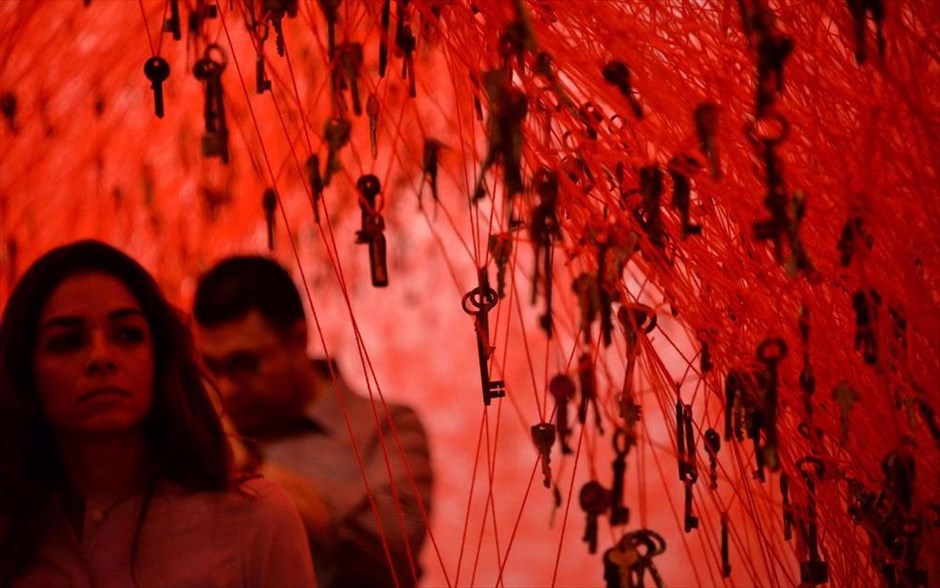 Μπιενάλε - Βενετία. &nbsp;«Follow the Line» της Ιαπωνέζας Chiharu Shiota.