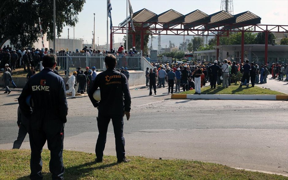 Φωτιά στα διυλιστήρια Ασπροπύργου. Εργαζόμενοι και Αστυνομία βρίσκονται έξω από τα διυλιστήρια Ασπροπύργου (ΕΛΠΕ).