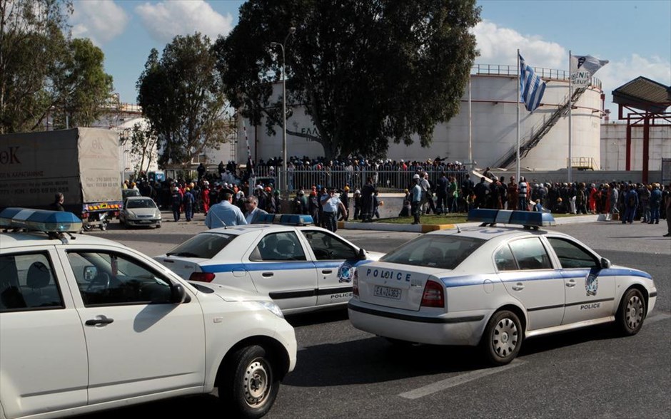 Φωτιά στα διυλιστήρια Ασπροπύργου. Εργαζόμενοι και Αστυνομία βρίσκονται έξω από τα διυλιστήρια Ασπροπύργου.