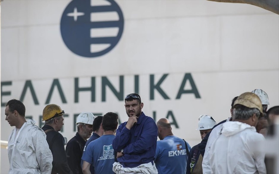 Φωτιά στα διυλιστήρια Ασπροπύργου - ΕΛΠΕ. Εργάτες βρίσκονται συγκεντρωμένοι στην είσοδο των διυλιστηριών του Ασπροπύργο.