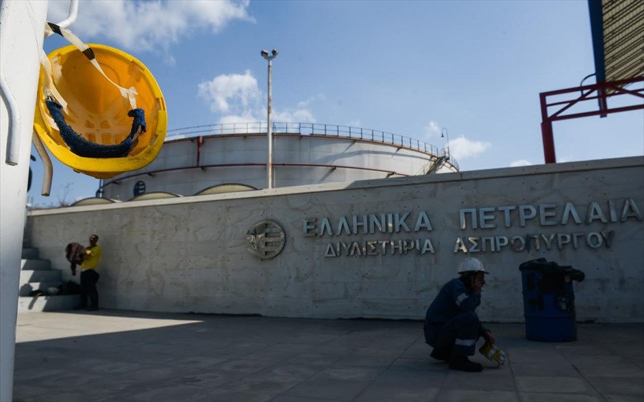 Φωτιά στα διυλιστήρια Ασπροπύργου. 