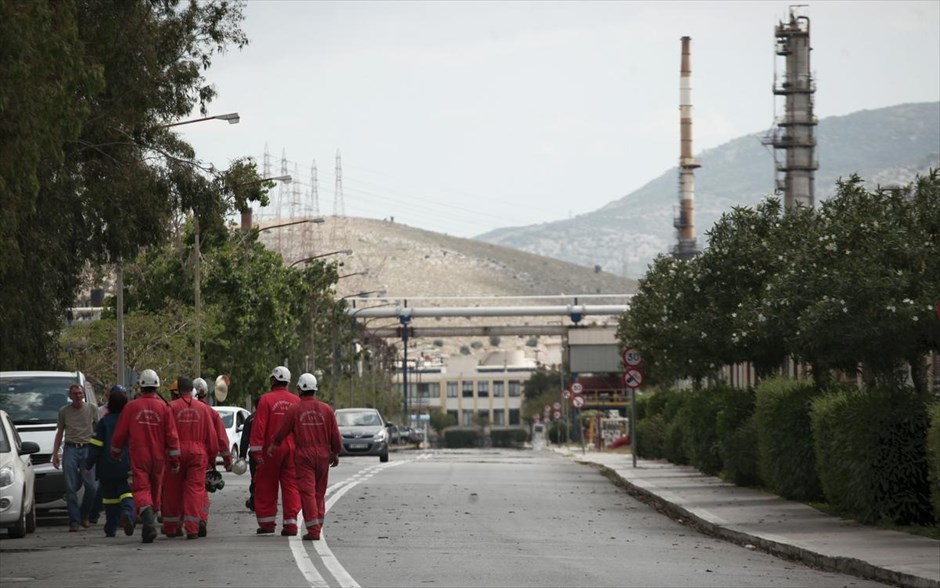Φωτιά στα διυλιστήρια Ασπροπύργου. 
