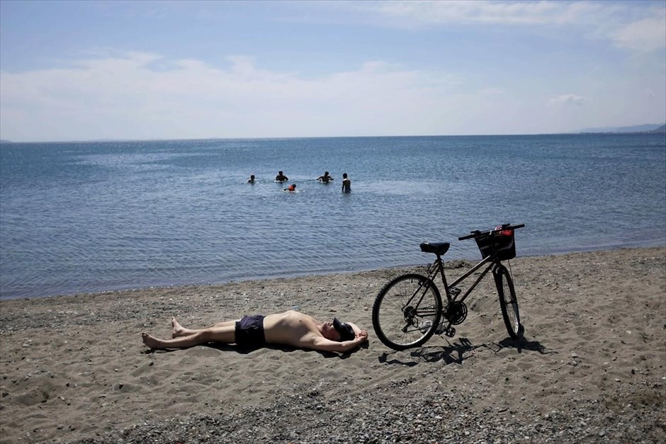 Ηλιοθεραπεία στην Τουρκία. Ένας άνδρας απολαμβάνει τον ήλιο σε παραλία στο Αδραμύττιο της Τουρκίας.&nbsp;