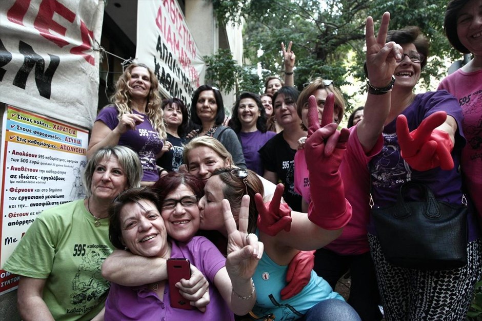 Γιορτή των καθαριστριών έξω από το υπουργείο Οικονομικών . Καθαρίστριες του Υπουργείου Οικονομικών που είχαν απολυθεί ή τεθεί σε διαθεσιμότητα και επαναπροσλήφθηκαν μετά από πολύμηνο αγώνα, πανηγυρίζουν έξω από το υπουργείο Οικονομικών, όπου είχαν κατασκηνώσει σε ένδειξη διαμαρτυρίας για περισσότερους από 20 μήνες,