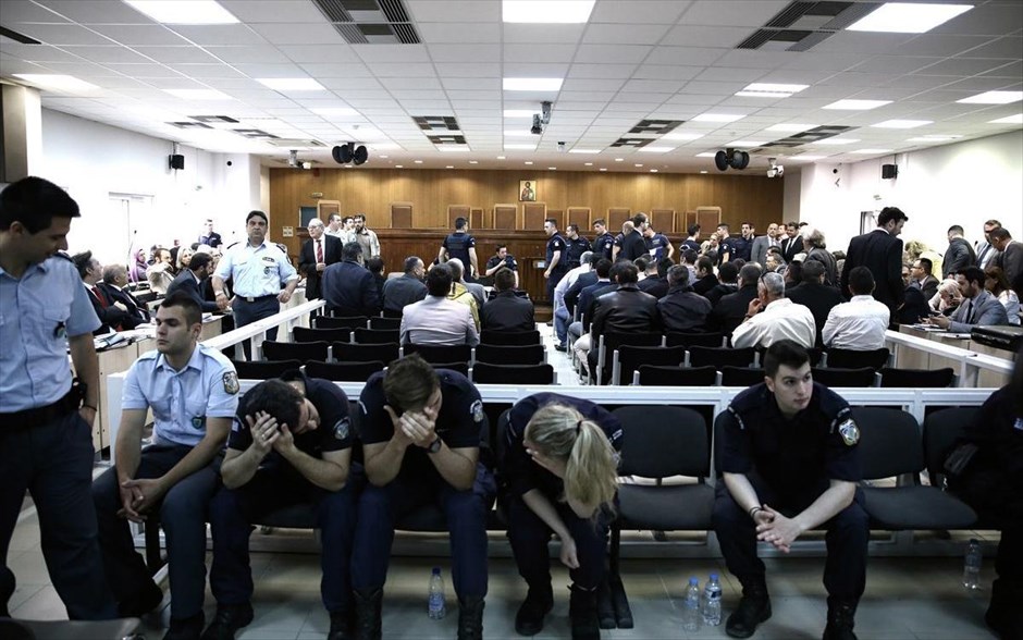 Συνεχίζεται η δίκη της Χρυσής Αυγής. Στιγμιότυπο από την ειδική δικαστική αίθουσα των φυλακών Κορυδαλλού, για τη δίκη της Χρυσής Αυγής. Συνεχίζεται σήμερα η δίκη όπου στο εδώλιο κάθονται οι Αρβανίτης, Κουκούτσης, Ζησιμόπουλος και Μπούκουρας. Στο εδώλιο επίσης βρίσκεται και ο Γιώργος Ρουπακιάς, ο οποίος έχει ομολογήσει τη δολοφονία του Παύλου Φύσσα. Στη δικαστική αίθουσα βρίσκονται οι γονείς του αδικοχαμένου μουσικού, φίλοι και συγγενείς του, όπως και άλλα θύματα των εγκληματικών ενεργειών της Χ.Α..