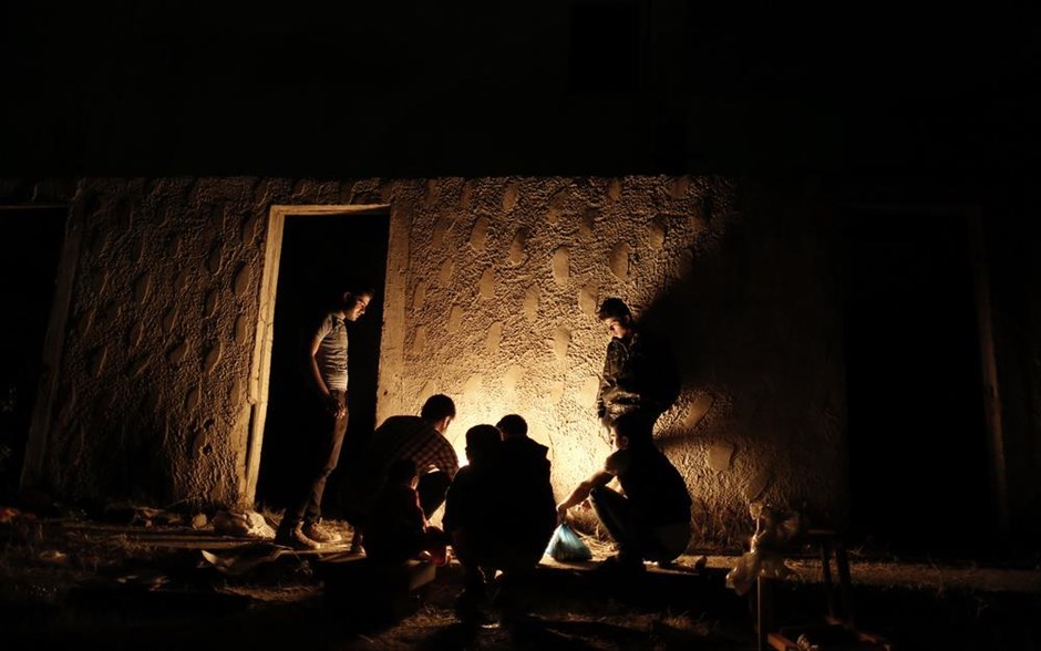 Ζωή σε αναμονή στο νησί της Κω. Πρόσφυγες μαγειρεύουν στη φωτιά, στην αυλή ενός παλιού εγκαταλελειμμένου ξενοδοχείου του νησιού της Κω. Σχεδόν όλοι οι μετανάστες που φτάνουν στο νησί της Κω φιλοξενούται σε ένα παλιό εγκατελειμένο ξενοδοχείο χωρίς ηλεκτρικό ρεύμα και χωρίς κατάλληλες συνθήκες υγιεινής, για περίπου 15 μέρες, που είναι ο απαιτούμενος χρόνος για να παραλάβουν τα έγγραφά τους. Σύμφωνα με την ελληνική ακτοφυλακή, ο αριθμός των μεταναστών χωρίς έγγραφα που εισέρχονται στην Ελλάδα δια θαλάσσης, έφτασε 10.445 άτομα κατά το πρώτο τρίμηνο του 2015, σε σύγκριση με 2.863 άτομα για την ίδια περίοδο του προηγούμενου έτους. Τον Μάρτιο, μόνο στις ακτές των νησιών του ανατολικού Αιγαίου, κατάφεραν να φτάσουν 6498 μετανάστες , με τη Λέσβο, τη Χίο, τη Λέρο και τη Σάμο να αποτελούν το κύριο προορισμό τους.