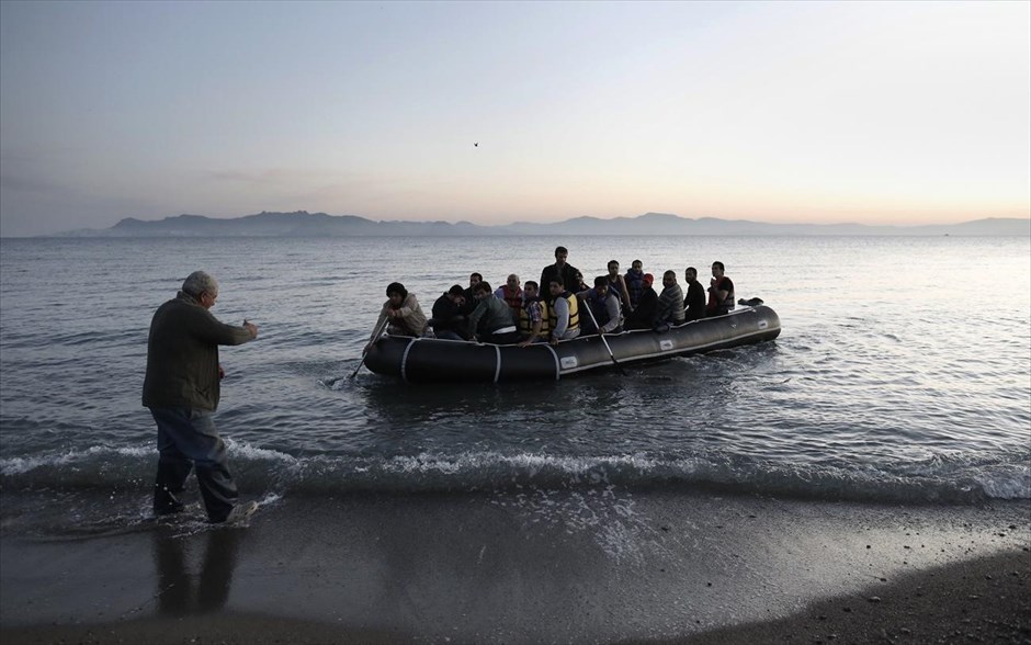 Μετανάστες: Οδοιπορικό στο νησί της Κω 5. Ένας άνδρας επιχειρεί να βοηθήσει Σύρους πρόσφυγες που προσπαθούν να προσεγγίσουν την ακτή του νησιού, καθώς η βάρκα τους είναι ακυβέρνητη, χωρίς μηχανή.