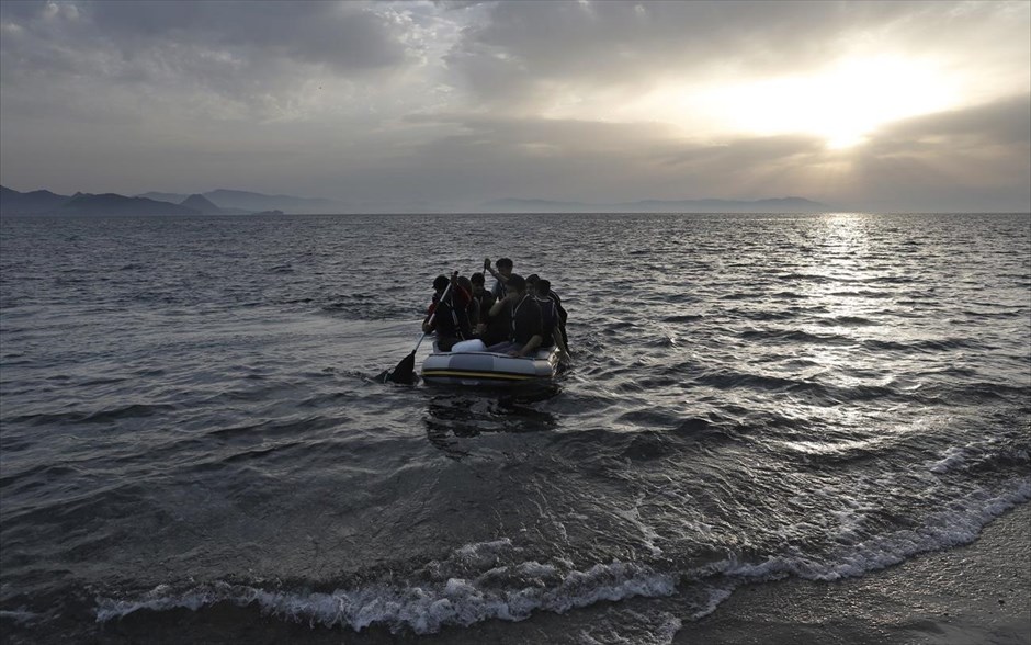 Μετανάστες: Οδοιπορικό στο νησί της Κω 10. Αφγανοί πρόσφυγες κωπηλατούν προσπαθώντας να προσεγγίσουν την ακτή του νησιού.