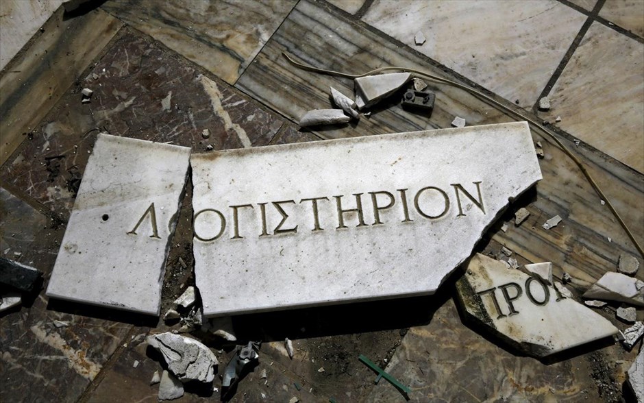 Εργοστάσια φαντάσματα - Τα απομεινάρια της ελληνικής βιομηχανίας. Σπασμένη πινακίδα στο πάτωμα ενός εγκαταλελειμμένου εργοστασίου μαρμάρου, το οποίο έκλεισε το 2006, οντά στη Λάρισα, στη Θεσσαλία.
