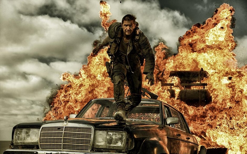  «Mad Max: Ο δρόμος της οργής». Η ταινία, «Mad Max: Ο δρόμος της οργής», μάς μεταφέρει σε έναν κόσμο, όπου συμμορίες μάχονται για τον έλεγχο των περιορισμένων υδάτινων πόρων και των καυσίμων. Ο Max θα έρθει αντιμέτωπος με την αυτοκράτειρα Φιουριόσα, η οποία δραπετεύει με τη συμμορία της, με προορισμό την Άγονη Γη.
