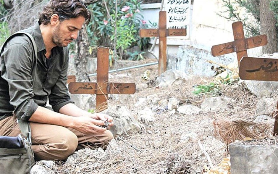 «Τα μάτια του κλέφτη». Ήρωάς της ταινίας, «Τα μάτια του κλέφτη», είναι ένας άνδρας, που - μετά από 10 χρόνια εγκλεισμού - αποφυλακίζεται και, κουβαλώντας ένα επικίνδυνο μυστικό, ψάχνει για την κόρη του στην πολιτικά ταραχώδη Παλαιστίνη.
