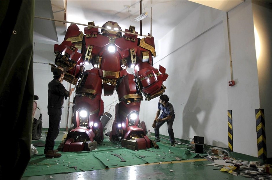 Ο Iron Man «ζωντανεύει» στην Κίνα. Ο Ξινγκ Γίλε, ενας 26χρονος δάσκαλος καλλιτεχνικών με το φίλο του, ολοκληρώνουν την κατασκευή ενός αντίγραφου του Iron Man από την ταινία "Avengers: Age of Ultron", σε ένα υπόγειο πάρκινγκ στο Ζενγκζού, στην επαρχία Χενάν. Το αντίγραφο ύψους 3,4 μέτρων, είναι φτιαγμένο με περισσότερα από 100 ενισχυμένα με ίνες πλαστικά εξαρτήματα. Για τη συναρμολόγησή του χρειάστηκαν δύο μήνες.
