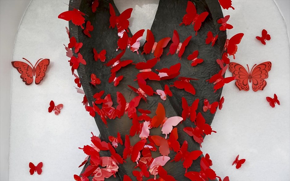Κίεβο: Ημέρα μνήμης των θυμάτων του AIDS. Κόκκινες πεταλούδες έχουν διακοσμήσει το μνημείο μνήμης των θυμάτων του AIDS στο Κίεβο της Ουκρανίας, κατά τη διάρκεια εκδήλωσης.