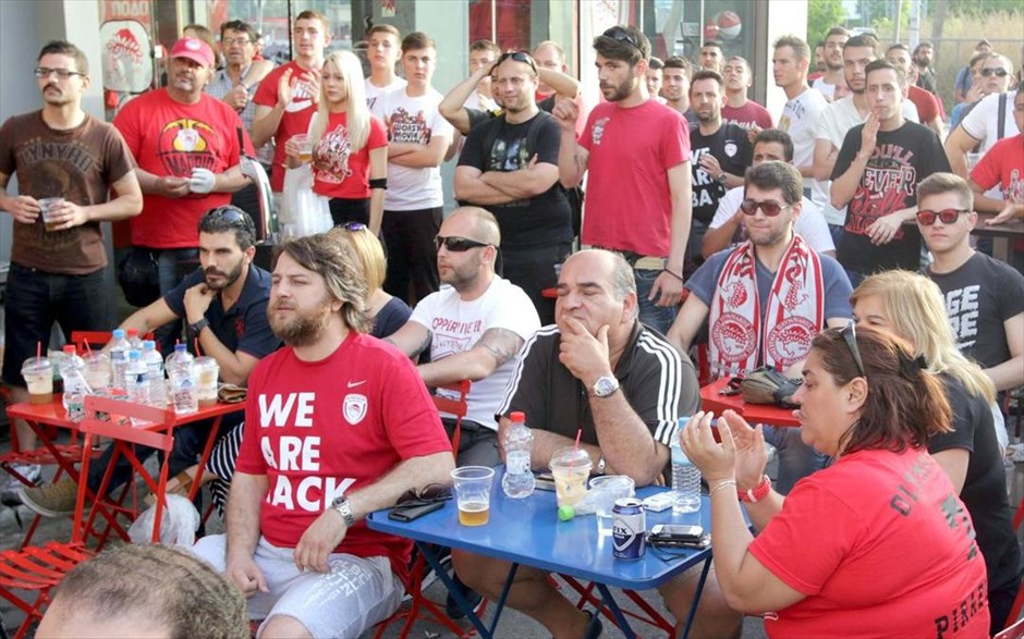 ΤΣΣΚΑ - Ολυμπιακός. Οπαδοί του Ολυμπιακού στην Αθήνα, παρακολουθούν με αγωνία.
