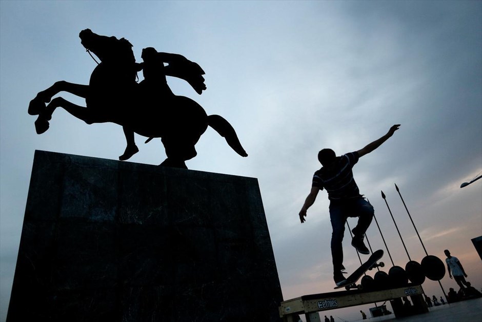 Σκέιτμπορντ στη Θεσσαλονίκη. Νέοι κάνουν σκέιτ, κάτω από το άγαλμα του Μεγάλου Αλεξάνδρου, στη Θεσσαλονίκη