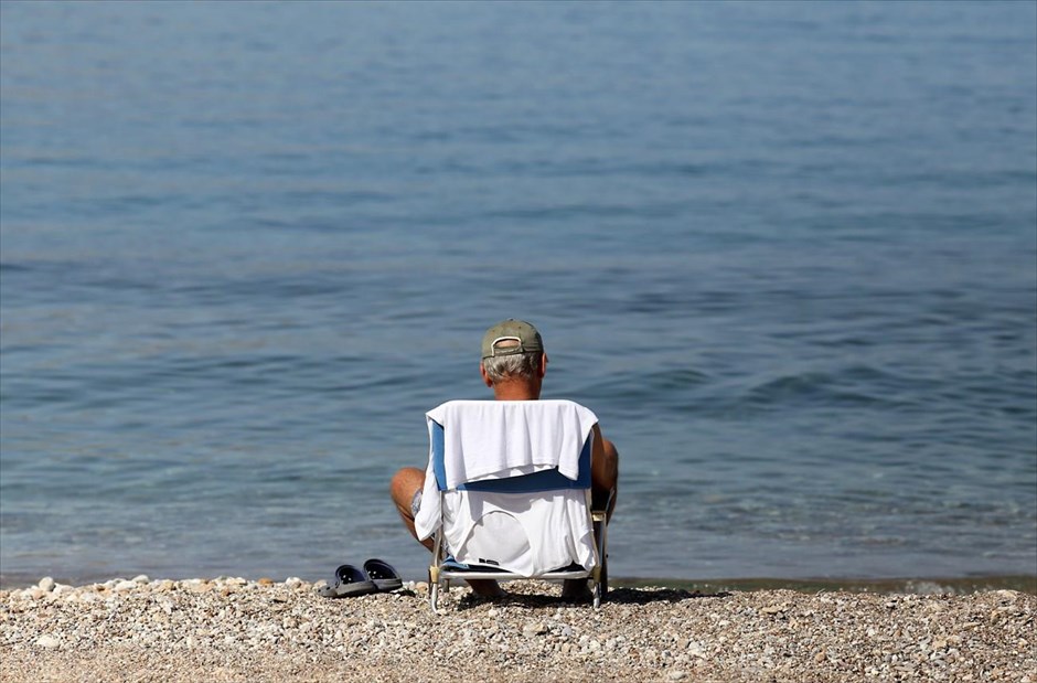 Χαλάρωση στην παραλία. Στιγμιότυπο από την παραλία της Κερατέας, στην Αττική.