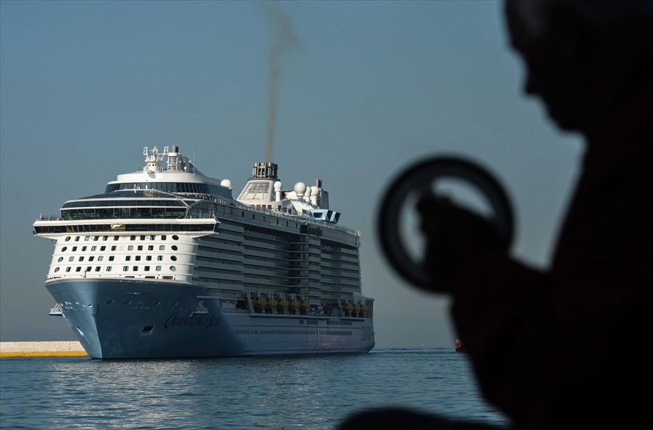 Στον Πειραιά το τρίτο μεγαλύτερο κρουαζιερόπλοιο στον κόσμο . Στο λιμάνι του Πειραιά έφτασε σήμερα το Quantum of the Seas, το τρίτο μεγαλύτερο κρουαζιερόπλοιο στον κόσμο, το οποίο μεταφέρει σχεδόν 5 χιλιάδες επιβάτες, έχει μήκος 347 μέτρα, 2.090 καμπίνες, και πλήρωμα 1500 ατόμων.