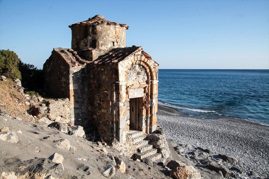 Το Εκκλησάκι του Αποστόλου Παύλου στα Σφακιά Χανίων . Βυζαντινό εκκλησάκι που έχει χτιστεί πάνω στην ακτή και χρονολογείται από το δέκατο αιώνα. Ο ναός χτίστηκε προς τιμήν του Αποστόλου Παύλου.