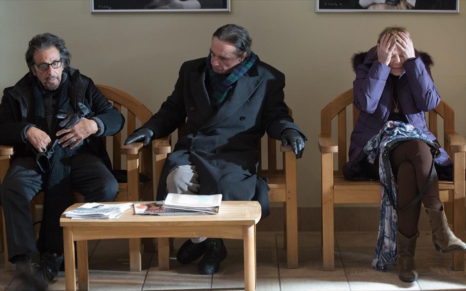 «The humbling». Η ταινία «The humbling» ξετυλίγει την ιστορία ενός ηλικιωμένου ξοφλημένου ηθοποιού με τάσεις αυτοκτονίας, ο οποίος δημιουργεί σχέση με μια κατά πολύ νεότερη θαυμάστριά του και κόρη φίλου του, την οποία γνωρίζει από την παιδική της ηλικία.