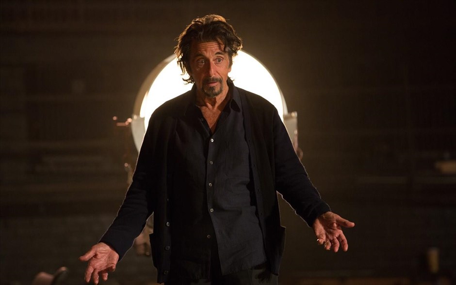 «The humbling». Η ταινία «The humbling» ξετυλίγει την ιστορία ενός ηλικιωμένου ξοφλημένου ηθοποιού με τάσεις αυτοκτονίας, ο οποίος δημιουργεί σχέση με μια κατά πολύ νεότερη θαυμάστριά του και κόρη φίλου του, την οποία γνωρίζει από την παιδική της ηλικία.
