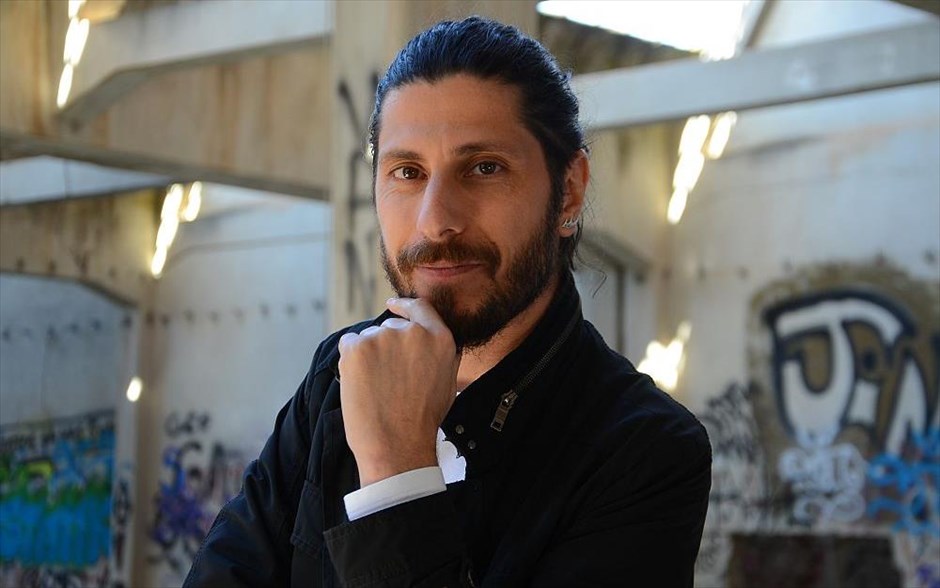 «Άγνωστη γη». «Άγνωστη γη»: Το δράμα του πρωτοεμφανιζόμενου Έλληνα σκηνοθέτη Μάνουελ ντε Κόκο - το πραγματικό όνομα του οποίου είναι Μάνος Κοκορομύτης -, είναι η μοναδική ταινία που έχει απαγορευτεί και στον αραβικό κόσμο και στο Ισραήλ. Με 15 Φεστιβάλ, 13 υποψηφιότητες και 4 βραβεία στο ενεργητικό του, το φιλμ, που γυρίστηκε μόνο με 25.000 ευρώ και με χαλασμένη κάμερα, την περίοδο που κλιμακωνόταν η επανάσταση στην Υεμένη, είναι η πρώτη ταινία μεγάλου μήκους που έχει γυριστεί στη Σοκότρα, ένα απομονωμένο νησί, που έχει χαρακτηριστεί ως το πιο εξωγήινο τοπίο στη Γη και προστατεύεται από την UNESCO ως Μνημείο Παγκόσμιας Πολιτιστικής Κληρονομιάς.