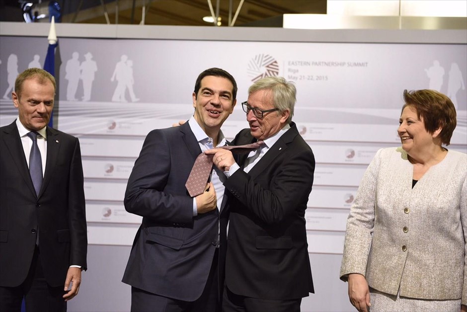 Τετ α τετ Τσίπρα - Γιούνκερ στη Ρίγα. Με ευχάριστη διάθεση προσήλθαν ο πρωθυπουργός Αλ. Τσίπρας και ο πρόεδρος της Ευρωπαϊκής Επιτροπής Ζαν Κλοντ Γιούνκερ στις εργασίες της Συνόδου Κορυφής στη Ρίγα της Λετονίας.