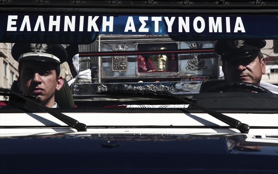 Στη Μητρόπολη Πειραιώς τα λείψανα της Αγίας Βαρβάρας. Στον Μητροπολιτικό Ιερό Ναό της Αγίας Τριάδος Πειραιά έχει μεταφερθεί από τις 16.30 το ιερό σκήνωμα της Αγίας Βαρβάρας για να εκτεθεί σε λαϊκό προσκύνημα. Η υποδοχή των ιερών λειψάνων έγινε στις 15.45 στη συμβολή των οδών Β. Γεωργίου και Γ. Λαμπράκη (άγαλμα μητέρας) και στη συνέχεια πάνω σε όχημα της Ελληνικής Αστυνομίας, με λιτανευτική πομπή, μεταφέρθηκε στον Καθεδρικό Ναό της Αγίας Τριάδος Πειραιώς, όπου τελείται αρχιερατικός εσπερινός, χοροστατούντος του επισκόπου Φαναρίου Αγαθαγγέλου και συγχοροστατούντων του μητροπολίτου Πειραιώς Σεραφείμ και άλλων αρχιερέων.