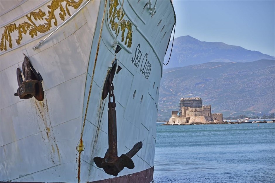 Στο Ναύπλιο το ιστιοφόρο Sea Cloud. Στο Ναύπλιο ελλιμενίστηκε το πρωί για λίγες ώρες το ιστιοφόρο «Sea Cloud», το οποίο κατά το παρελθόν έχει φιλοξενήσει μεγιστάνες, μονάρχες, καλλιτέχνες και διάσημους πολιτικούς και πλέον&nbsp;«οργώνει» τις &nbsp;θάλασσες ως κρουαζιερόπλοιο.