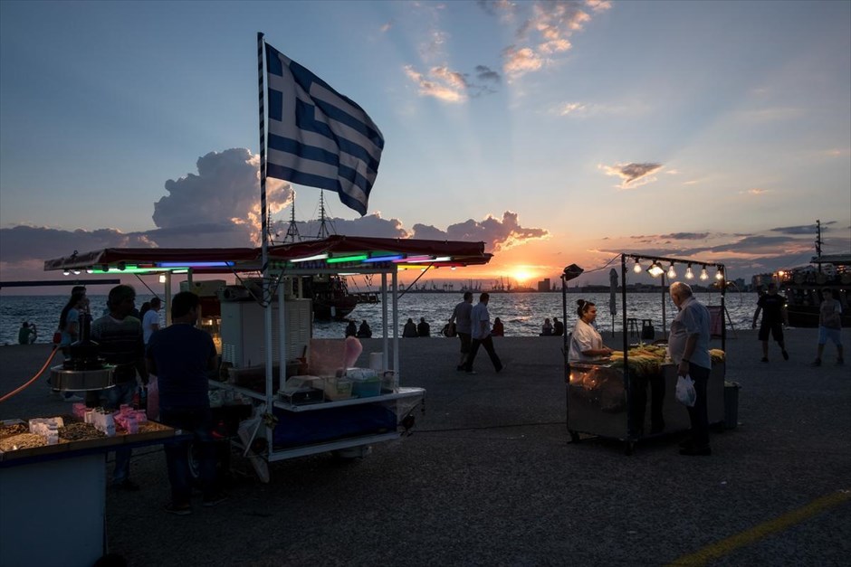 Απογευματινή βόλτα στη Θεσσαλονίκη. Κόσμος περπατά στην παραλία της Θεσσαλονίκης.