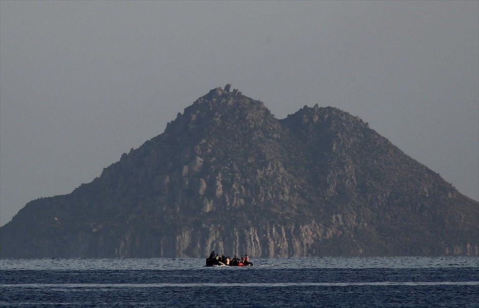 Διασχίζοντας το Αιγαίο. Σύροι πρόσφυγες διασχίζουν με φουσκωτό το Αιγαίο, στην προσπάθειά τους να περάσουν από την Τουρκία στην Ελλάδα.&nbsp;