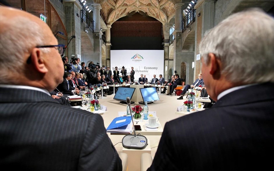 Στιγμιότυπο από τη Σύνοδο των G7 στη Δρέσδη. Ο Γάλλος υπουργός Οικονομικών Μισέλ Σαπέν (δεξιά) και το μέλος του Διοικητικού Συμβουλίου της Ευρωπαϊκής Κεντρικής Τράπεζας Κριστιάν Νουαγιέ&nbsp; συμμετέχουν σε συμπόσιο στο &nbsp;πλαίσιο της συνόδου των G7 στη Γερμανία. Στα προβλήματα που αντιμετωπίζει η παγκόσμια οικονομία και η ανάπτυξη προγραμμάτιζαν να ρίξουν το βάρος οι υπουργοί Οικονομικών της ομάδας των G7. Όμως, ενδεχόμενο  Grexit  επισκιάζει τα πάντα αυτόν τον καιρό.