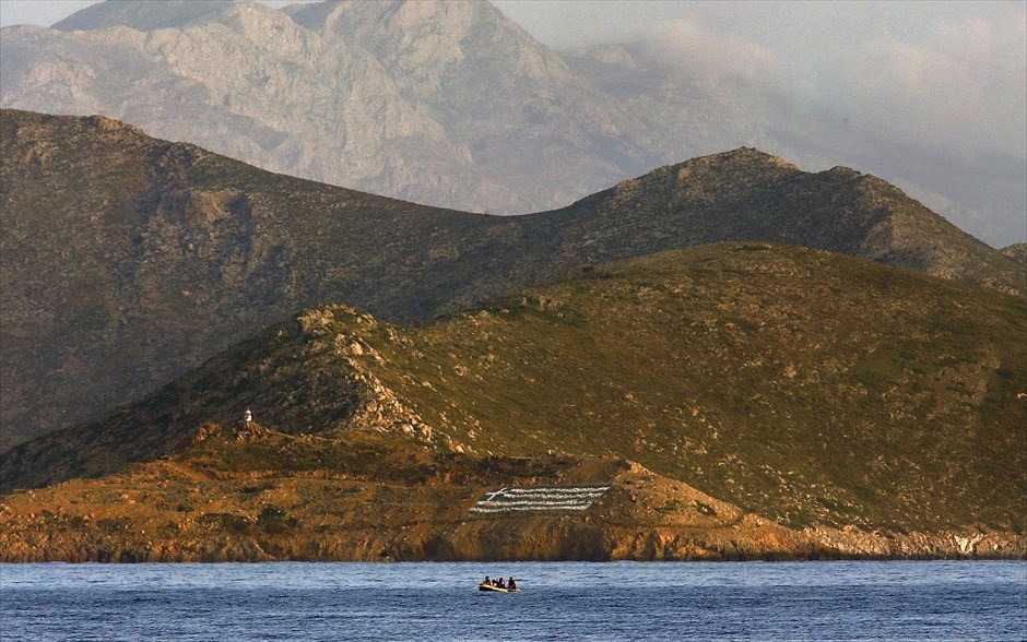 Μετανάστες στην Ψέριμο. Μία τεράστια ελληνική σημαία διακρίνεται, καθώς μία λέμβος χωρίς μηχανή, γεμάτη μετανάστες παρασύρεται στα ανοιχτά των ακτών της Ψερίμου. Τη μετεγκατάσταση 16.000 προσφύγων που αιτούνται άσυλο από την Ελλάδα και 24.000 από την Ιταλία σε άλλα κράτη - μέλη της Ε.Ε. εντός μίας διετίας, πρότεινε την Τετάρτη η Ευρωπαϊκή Επιτροπή, παρουσιάζοντας τις δράσεις για την εφαρμογή της Ευρωπαϊκής Ατζέντας για τη Μετανάστευση.