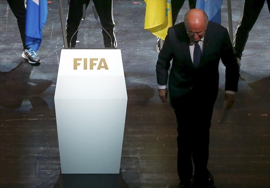 FIFA: Δεν παραιτείται ο Μπλάτερ. Ο πρόεδρος της FIFA Σεπ Μπλάτερ αποχωρεί μετά την ομιλία του στο 65ο συνέδριο της Παγκόσμιας Ομοσπονδίας στη Ζυρίχη. Μάχη επιβίωσης στην ηγεσία της FIFA δίνει ο Ελβετός, Σεπ Μπλάτερ μετά τις συγκλονιστικές αποκαλύψεις και τις συλλήψεις πρωτοκλασάτων παραγόντων με τις κατηγορίες της δωροδοκίας και του ξεπλύματος βρώμικου χρήματος. Mιλώντας στην τελετή έναρξης της ετήσιας συνόδου της FIFA, o ισχυρός άνδρας της ομοσπονδίας κατέστησε σαφές πως δεν πρόκειται να παρατηθεί και θα διεκδικήσει πέμπτη φορά τον προεδρικό θώκο.