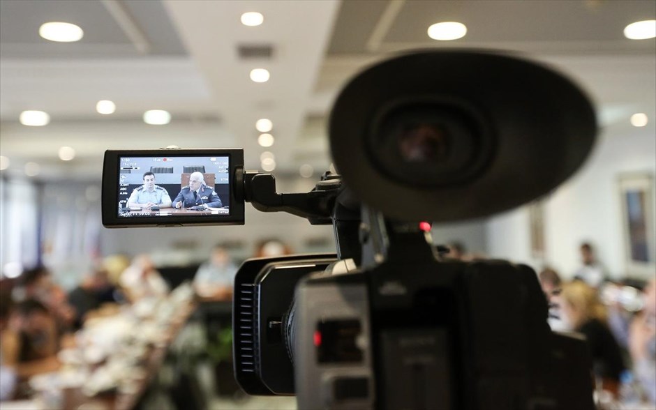 Ενημέρωση για την επιχείρηση της ΕΛΑΣ στη Νέα Αγχίαλο. Λεπτομέρειες για τη χθεσινή επιχείρηση της Αντιτρομοκρατικής και της ΕΚΑΜ στη Νέα Αγχίαλο Μαγνησίας έδωσε στη δημοσιότητα ο Αρχηγός της Ελληνικής Αστυνομίας, αντιστράτηγος Δ. Τσακνάκης. Όπως ανακοινώθηκε, κατά την επιχείρηση συνελήφθησαν ένας 37χρονος και ένας 45χρονος,&nbsp; ενώ νεκρός βρέθηκε ένας 34χρονος. Και οι τρεις είχαν απασχολήσει κατ’ επανάληψη τις αστυνομικές αρχές και εμπλέκονται σε σωρεία κακουργηματικών πράξεων.