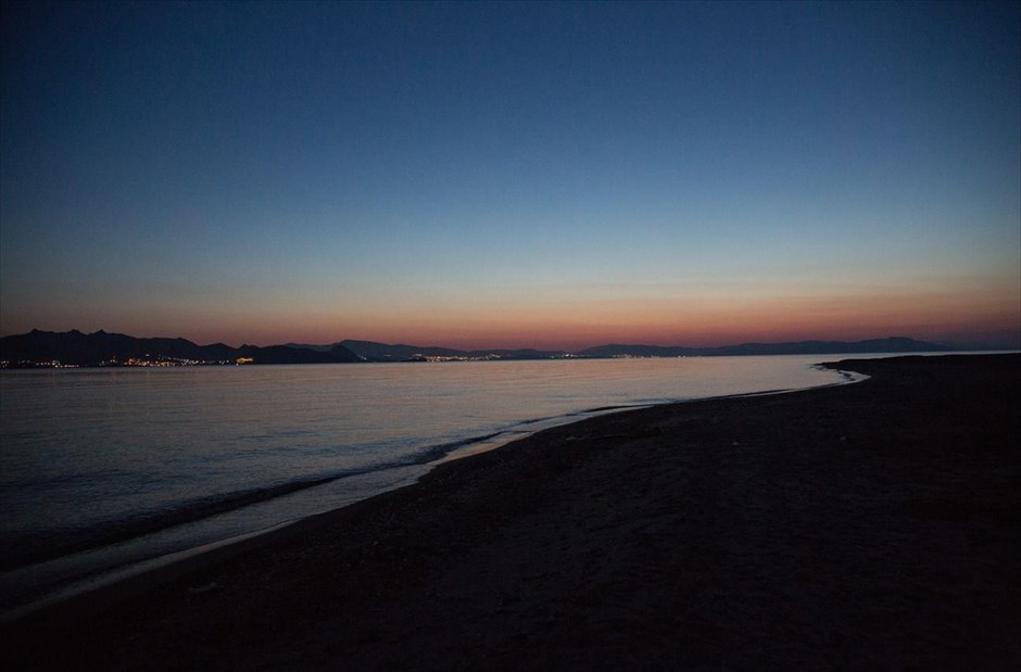 Σούρουπο στην Κω. Ο ουρανός χρωματίζεται από τον ήλιο που δύει, σε πραλία της Κω.