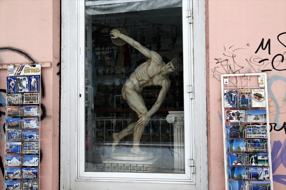 Δισκοβόλος... στη βιτρίνα. Αντίγραφο του «Δισκοβόλου»&nbsp;διακρίνεται σε βιτρίνα καταστήματος αναμνηστικών ειδών στο κέντρο της Αθήνας.