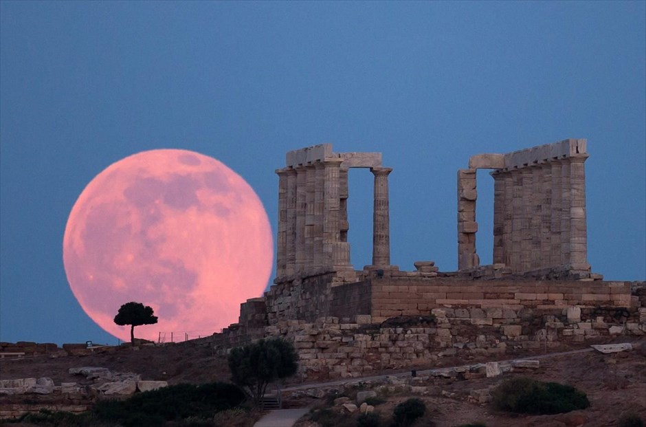 Πανσέληνος στον ναό του Ποσειδώνα. Η πανσέληνος διακρίνεται πίσω από τον ναό του Ποσειδώνα στο Σούνιο.