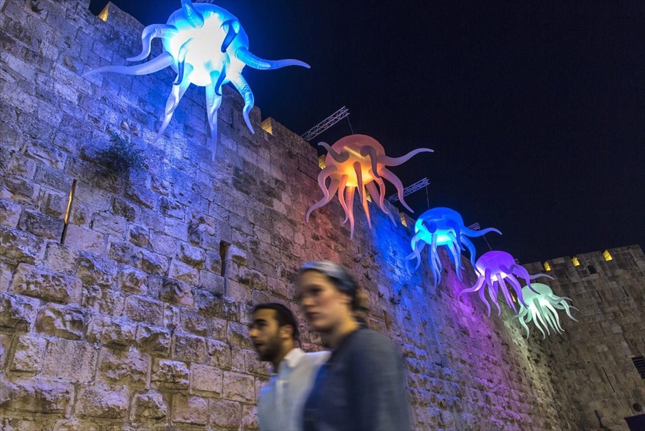Φεστιβάλ φωτός στην Ιερουσαλήμ. Ένα ζευγάρι περπατά κάτω από μια σειρά από φωτεινές μέδουσες, στα τείχη της παλαιάς πόλης της Ιερουσαλήμ, κατά την πρώτη ημέρα του φεστιβάλ φωτός που διοργανώνεται για έβδομη φορά στην πόλη.