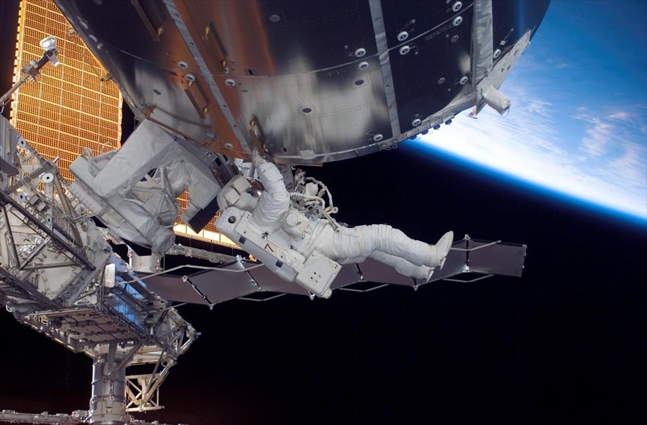 Μισός αιώνας διαστημικών περιπάτων από τη NASA. Αποστολή STS-123. Διαστημικός περίπατος διάρκειας 6 ωρών και 53 λεπτών.