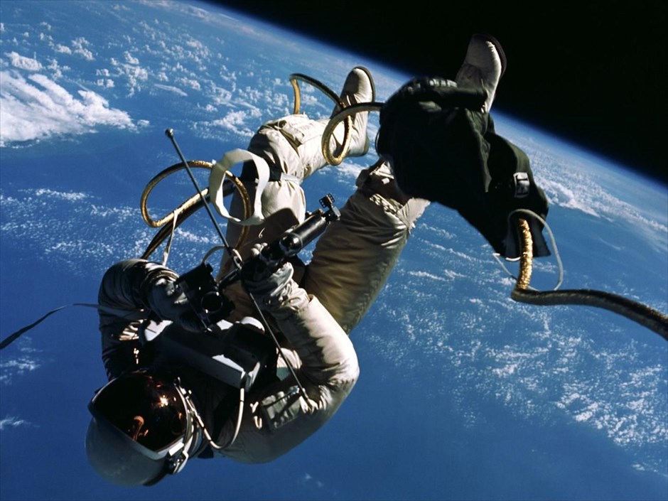 Μισός αιώνας διαστημικών περιπάτων από τη NASA. Ο αστροναύτης&nbsp;Εντ Γουάιτπραγματοποιεί τον πρώτο διαστημικό περίπατο για τις ΗΠΑ στις 3 Ιουνίου 1965.