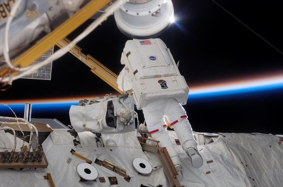 Μισός αιώνας διαστημικών περιπάτων από τη NASA. Μέλος της αποστολής STS-117 πραγματοποιεί εργασίες στον Διεθνή Διαστημικό Σταθμό.