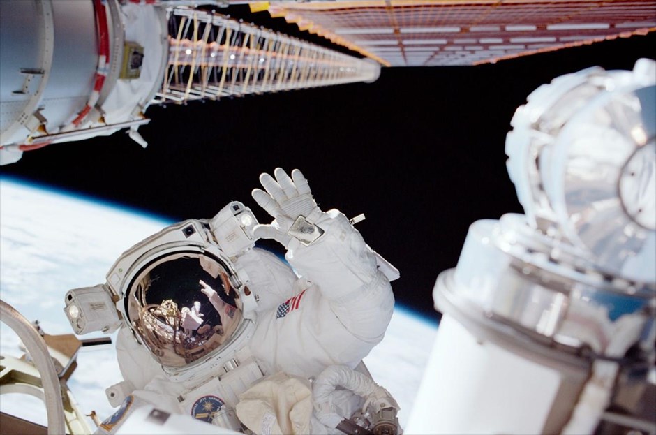 Μισός αιώνας διαστημικών περιπάτων από τη NASA. Ο αστραναύτης Καρλος Νοριέγκα χαιρετά από το διάστημα.